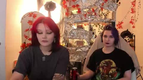 Snapshot of sova_energy chatting on 11/28/25, 10:23 Leah online show from 11/28/25, 10:23