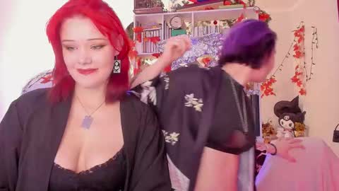 Snapshot of sova_energy chatting on 12/01/25, 03:22 Leah online show from 12/01/25, 03:22