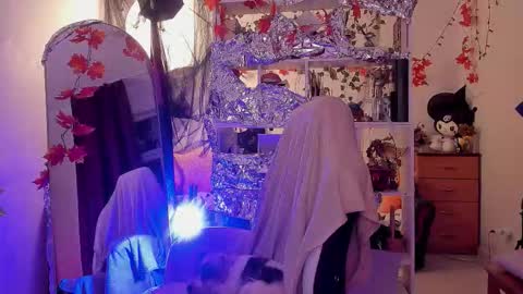 Snapshot of sova_energy chatting on 12/02/25, 04:51 Leah online show from 12/02/25, 04:51