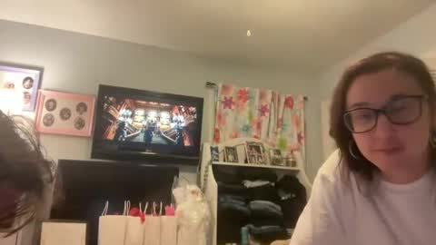 Snapshot of spacecase843 chatting on 12/08/24, 11:19 TrndSettrz online show from 12/08/24, 11:19