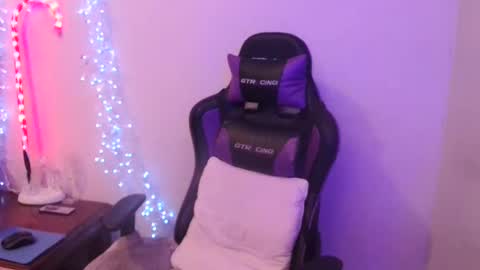 Snapshot of sparkle_pinuppp chatting on 01/01/25, 02:42 Tip 1 token Follow me on instagram Sparkle pinuppp online show from 01/01/25, 02:42