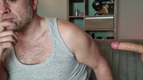 Snapshot of spectacularguy chatting on 01/27/25, 10:38 DutchDude online show from 01/27/25, 10:38