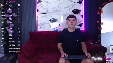 Snapshot of spicyboys_ chatting on 10/18/25, 10:32    online show from 10/18/25, 10:32