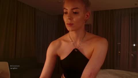 Snapshot of spiklencii chatting on 09/19/25, 03:56 Elizabeth online show from 09/19/25, 03:56