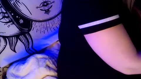 Snapshot of spinnerbitch chatting on 11/16/25, 01:28 Vanessa Spade online show from 11/16/25, 01:28