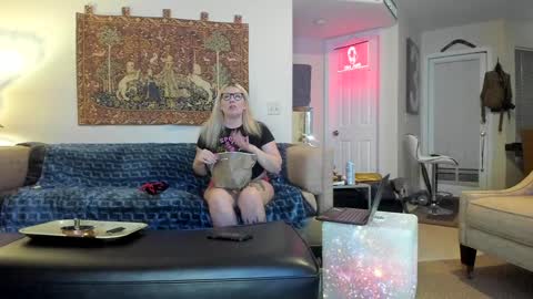 Snapshot of squirt_vip_room chatting on 12/23/24, 01:40 Roxy Day Mossimo Knight online show from 12/23/24, 01:40