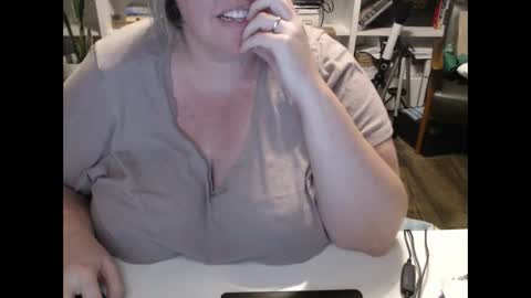 Snapshot of squirtymilfjess chatting on 12/05/24, 02:42 Messi Jessi online show from 12/05/24, 02:42