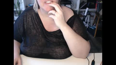 Snapshot of squirtymilfjess chatting on 12/13/24, 02:49 Messi Jessi online show from 12/13/24, 02:49
