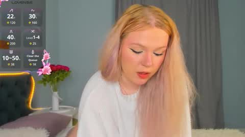 Snapshot of sqwrtg chatting on 03/19/26, 12:14 sqwrtg online show from 03/19/26, 12:14