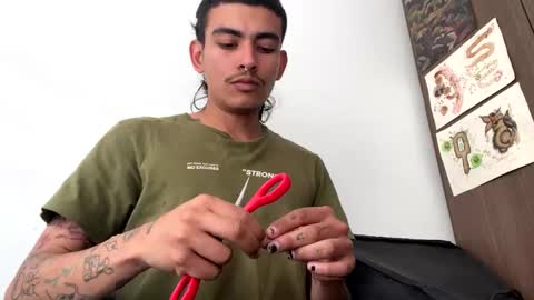 Snapshot of srcejotas chatting on 10/01/25, 08:15 sorry mom online show from 10/01/25, 08:15