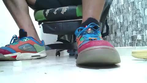 Snapshot of srfindomfeet_ chatting on 04/21/26, 05:17 sr master cum its my old account online show from 04/21/26, 05:17