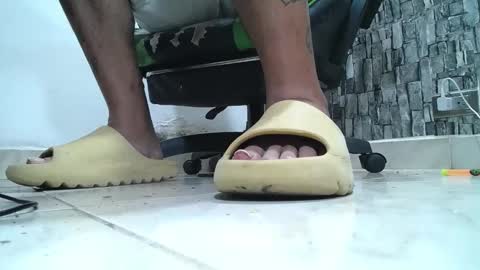 Snapshot of srfindomfeet_ chatting on 05/01/26, 05:28 sr master cum its my old account online show from 05/01/26, 05:28