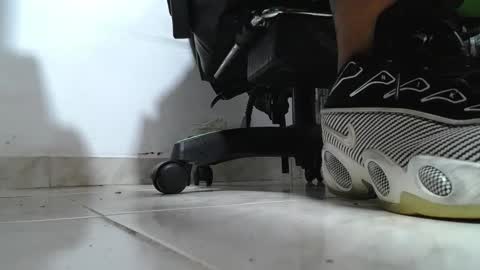 Snapshot of srfindomfeet_ chatting on 05/04/26, 11:23 sr master cum its my old account online show from 05/04/26, 11:23