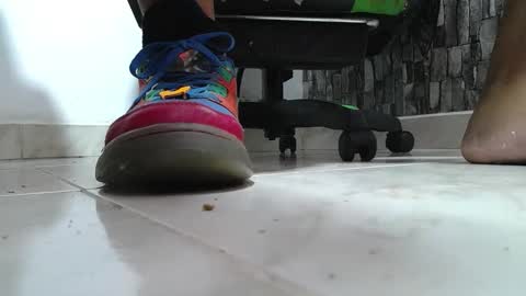 Snapshot of srfindomfeet_ chatting on 05/05/26, 04:04 sr master cum its my old account online show from 05/05/26, 04:04