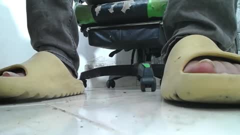 Snapshot of srfindomfeet_ chatting on 05/06/26, 04:08 sr master cum its my old account online show from 05/06/26, 04:08