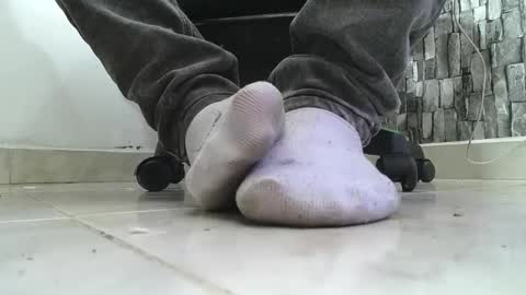Snapshot of srfindomfeet_ chatting on 05/08/26, 02:39 sr master cum its my old account online show from 05/08/26, 02:39