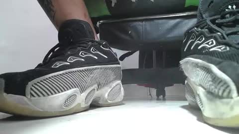 Snapshot of srfindomfeet_ chatting on 05/13/26, 05:54 sr master cum its my old account online show from 05/13/26, 05:54