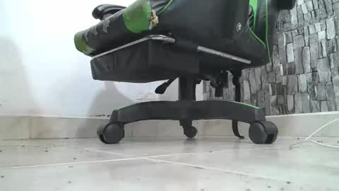 Snapshot of srfindomfeet_ chatting on 05/15/26, 06:26 sr master cum its my old account online show from 05/15/26, 06:26