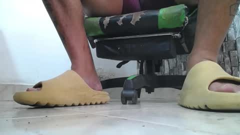 Snapshot of srfindomfeet_ chatting on 05/16/26, 05:12 sr master cum its my old account online show from 05/16/26, 05:12