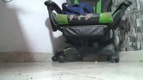 Snapshot of srfindomfeet_ chatting on 05/17/26, 05:20 sr master cum its my old account online show from 05/17/26, 05:20