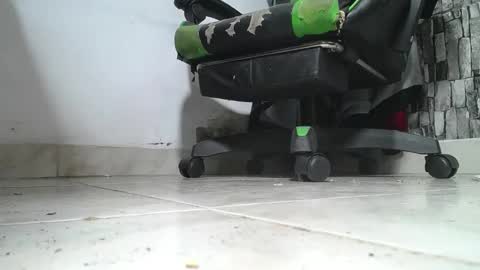 Snapshot of srfindomfeet_ chatting on 05/19/26, 01:56 sr master cum its my old account online show from 05/19/26, 01:56