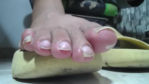 Snapshot of srfindomfeet_ chatting on 05/20/26, 05:57 sr master cum its my old account online show from 05/20/26, 05:57