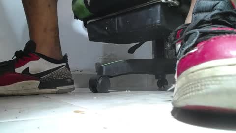 Snapshot of srfindomfeet_ chatting on 05/21/26, 12:28 sr master cum its my old account online show from 05/21/26, 12:28