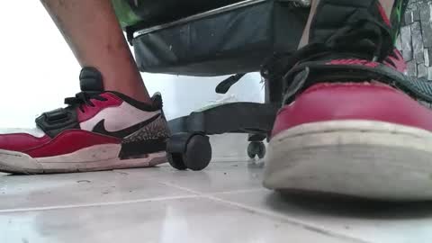 Snapshot of srfindomfeet_ chatting on 05/21/26, 06:04 sr master cum its my old account online show from 05/21/26, 06:04