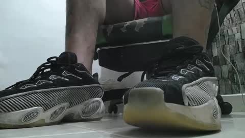 Snapshot of srfindomfeet_ chatting on 05/25/26, 04:18 sr master cum its my old account online show from 05/25/26, 04:18