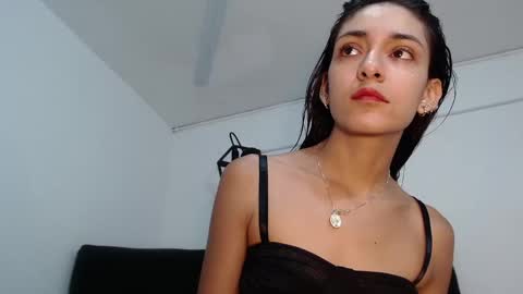 Snapshot of srta_luciana chatting on 10/20/25, 12:27 .          . online show from 10/20/25, 12:27