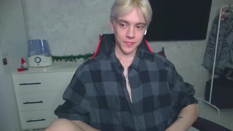 Snapshot of st_koshin chatting on 12/28/24, 02:43 Nick Gasai online show from 12/28/24, 02:43