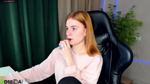 Snapshot of stacey_brow chatting on 03/09/26, 11:31 stacey online show from 03/09/26, 11:31