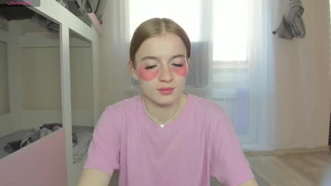 Snapshot of stacey_brow chatting on 04/03/26, 03:04 stacey online show from 04/03/26, 03:04