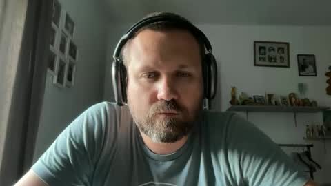 Snapshot of stadtneurotiker chatting on 04/26/26, 05:43 Peter online show from 04/26/26, 05:43