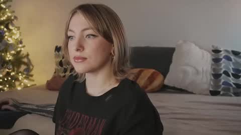 Snapshot of stanovaya300kg chatting on 12/18/25, 02:45 Kristina online show from 12/18/25, 02:45