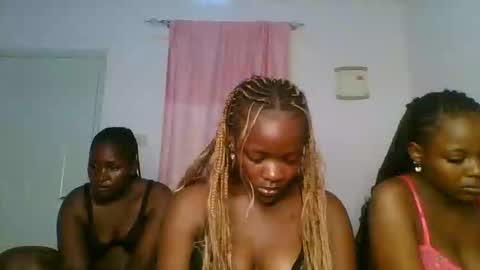 Snapshot of stargirl_lia chatting on 05/05/26, 04:31 lia online show from 05/05/26, 04:31