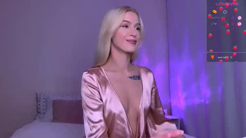 Snapshot of starlightstacey chatting on 10/25/25, 01:02 Stacey online show from 10/25/25, 01:02