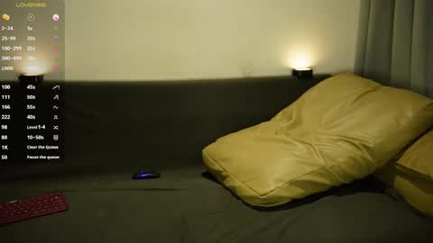 Snapshot of steevemuscle chatting on 12/17/25, 02:50 Steeve online show from 12/17/25, 02:50