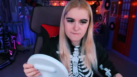 stef_nicks online show from 10/31/25, 09:10