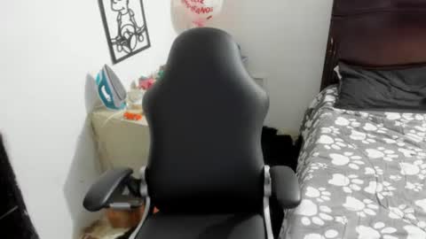 Snapshot of stefan_litleee chatting on 07/11/26, 04:32 julieth-cancer online show from 07/11/26, 04:32