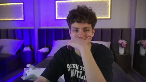 Snapshot of stefanbev chatting on 04/17/26, 08:01 Esrefan online show from 04/17/26, 08:01