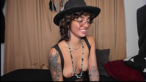 Snapshot of stefania_paz chatting on 11/12/25, 11:58 Stefania online show from 11/12/25, 11:58