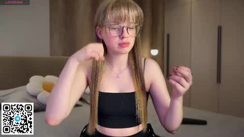 Snapshot of steffi_meoww chatting on 04/04/26, 01:15 STEFI Streams every day from 10 PM GTM1 online show from 04/04/26, 01:15