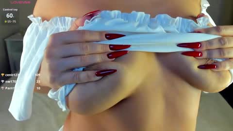 Snapshot of stella_leee chatting on 04/07/26, 12:00 Stella Leee online show from 04/07/26, 12:00