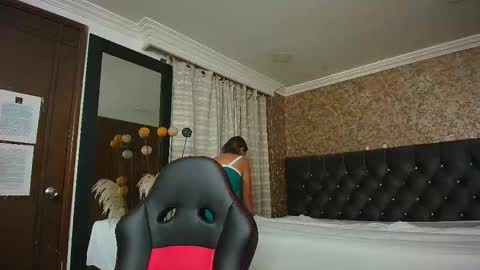 Estella online show from 09/15/25, 10:21