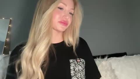 Snapshot of stellacummings chatting on 03/03/25, 12:48 Stella Bella online show from 03/03/25, 12:48