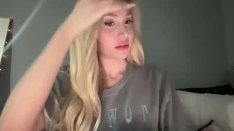 Snapshot of stellacummings chatting on 03/07/25, 02:25 Stella Bella online show from 03/07/25, 02:25