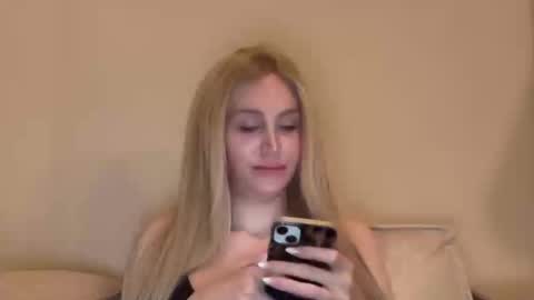 Snapshot of stellacummings chatting on 10/01/25, 01:11 Stella Bella online show from 10/01/25, 01:11