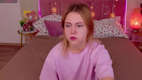 Snapshot of stellahaart chatting on 12/19/25, 07:59 Stella 3 online show from 12/19/25, 07:59