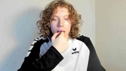 S T E L L A online show from 11/04/25, 08:13